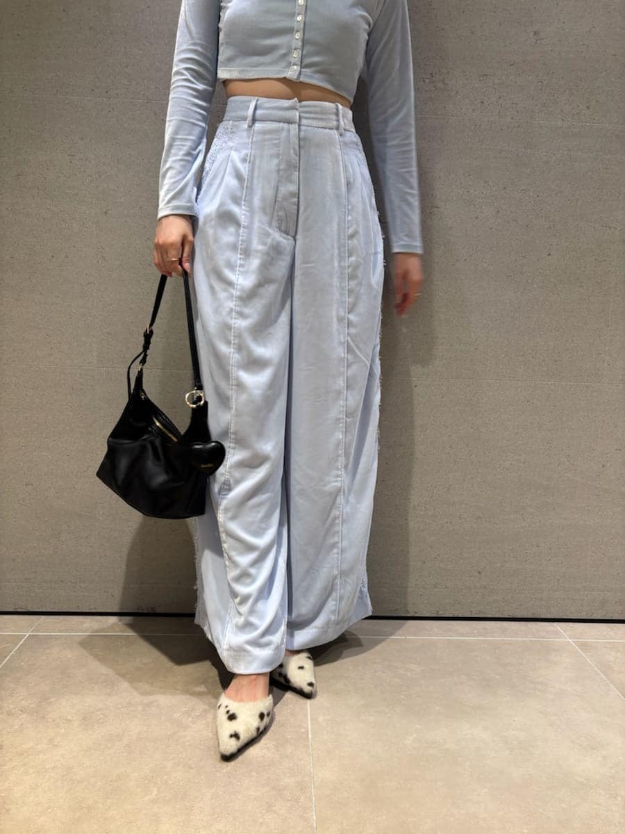 ブルー系のその他パンツ、ブルー系のカーディガン/ボレロ、その他のパンプスを着用したレディースの秋コーディネートの8枚目の写真