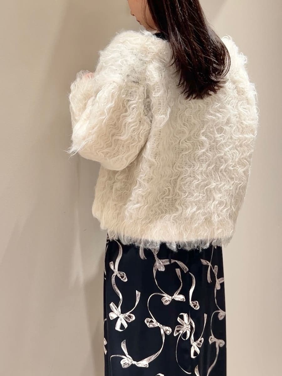 ホワイト系のカーディガン/ボレロ、ブルー系のワンピースを着用したレディースの秋コーディネートの4枚目の写真