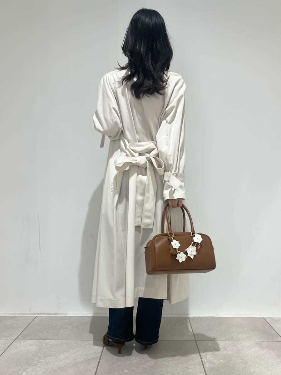 ブルー系のその他パンツ、ホワイト系のトレンチコート、ブラウン系のパンプスを着用したレディースの冬コーディネートの3枚目の写真