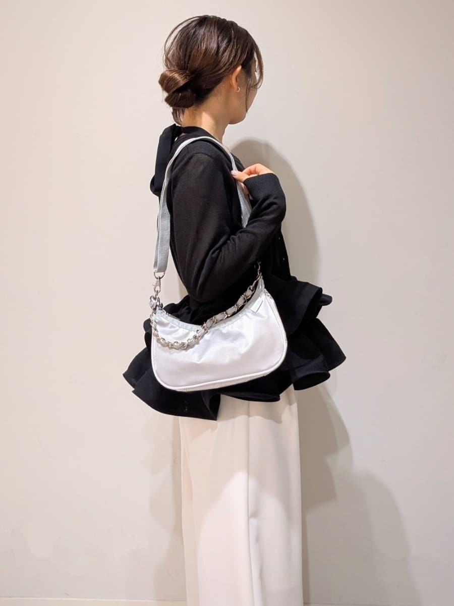 ベージュ系のその他パンツ、ブラック系のニット/セーター、ブラック系のカーディガン/ボレロを着用したレディースの春コーディネートの4枚目の写真