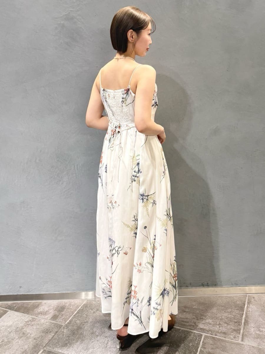 パープル系のパーカー、ホワイト系のワンピース、ブラウン系のパンプスを着用したレディースの冬コーディネートの6枚目の写真