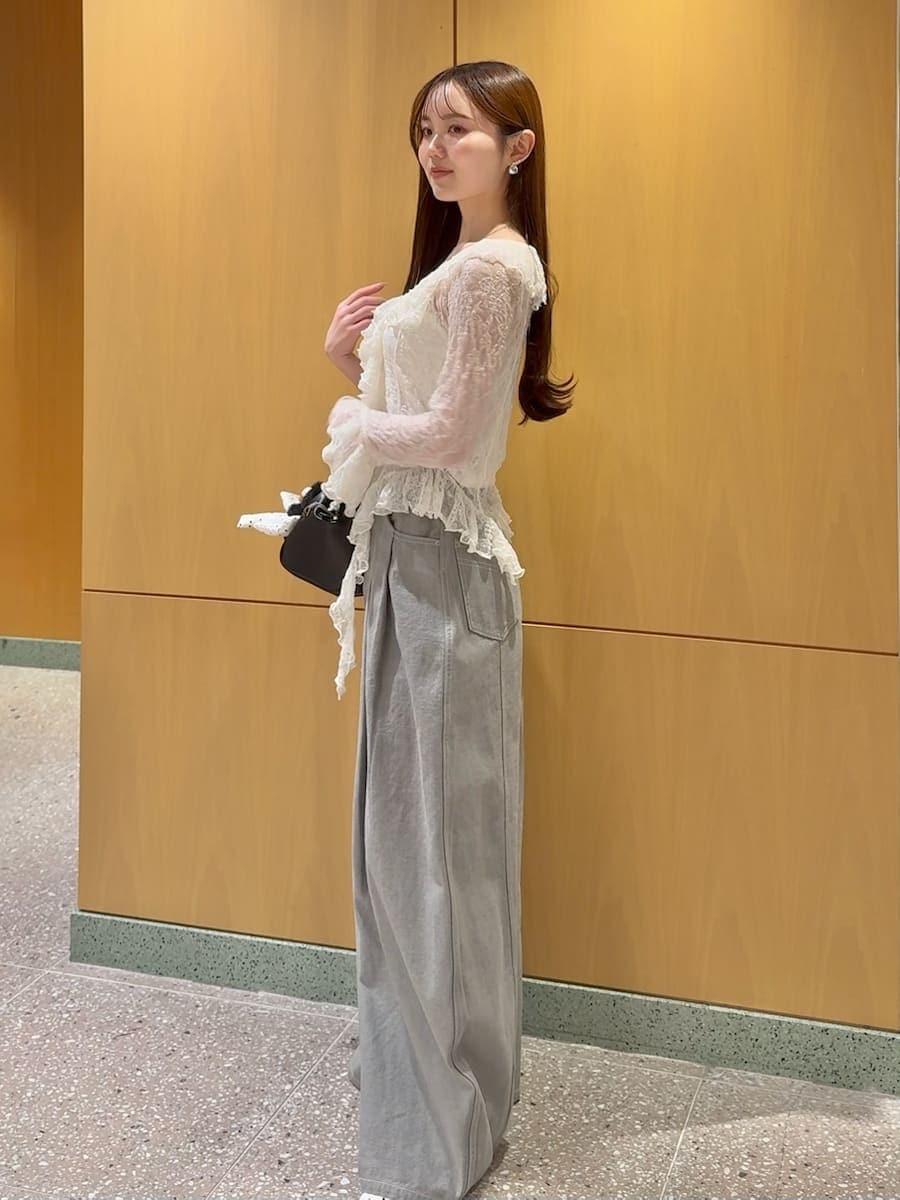 グレー系のデニムパンツ、ホワイト系のTシャツ/カットソー、その他のパンプスを着用したレディースの冬コーディネートの2枚目の写真