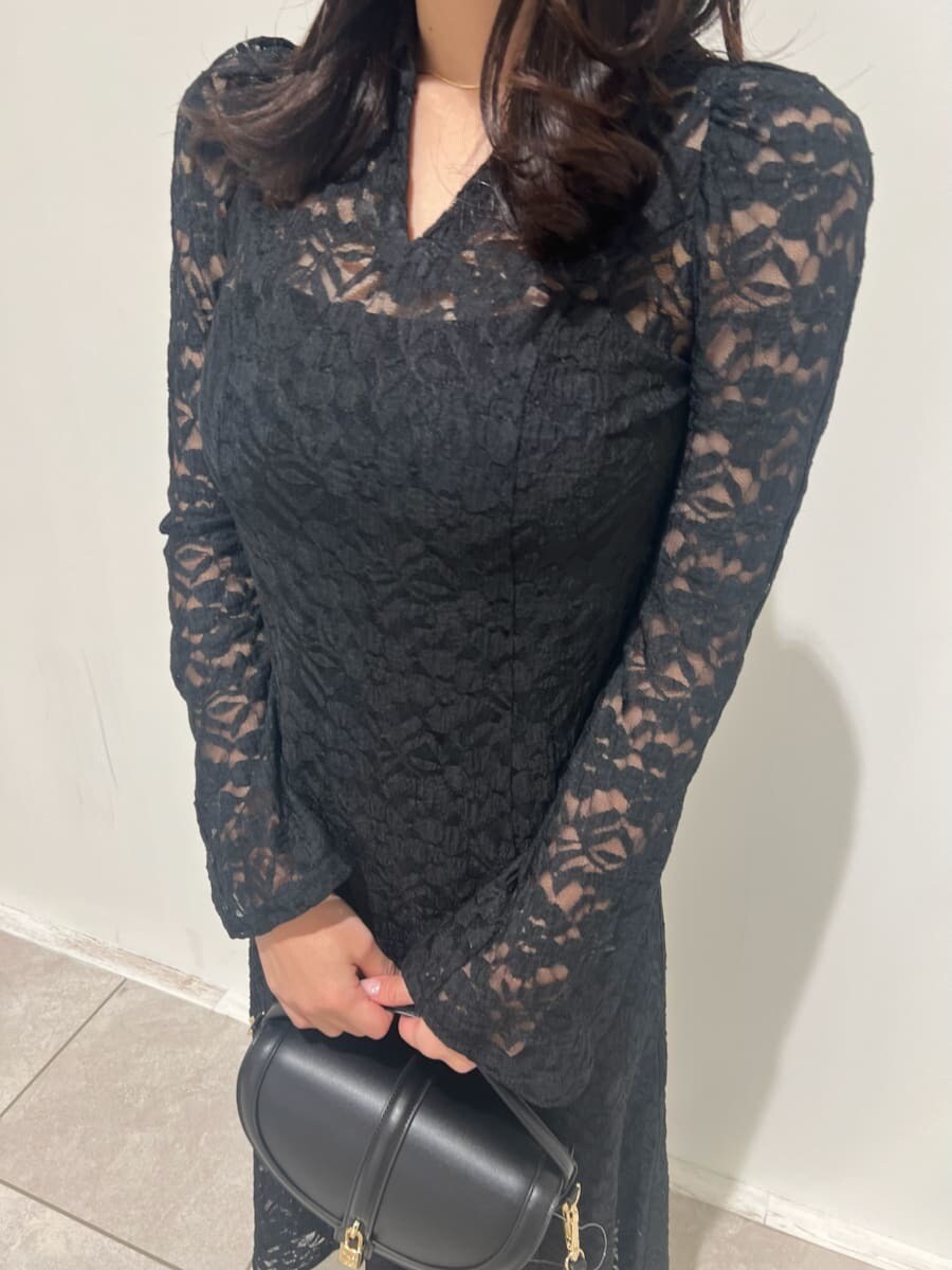 ブラック系のブーツ、ブラック系のハンドバッグ、ブラック系のワンピースを着用したレディースの冬コーディネートの5枚目の写真