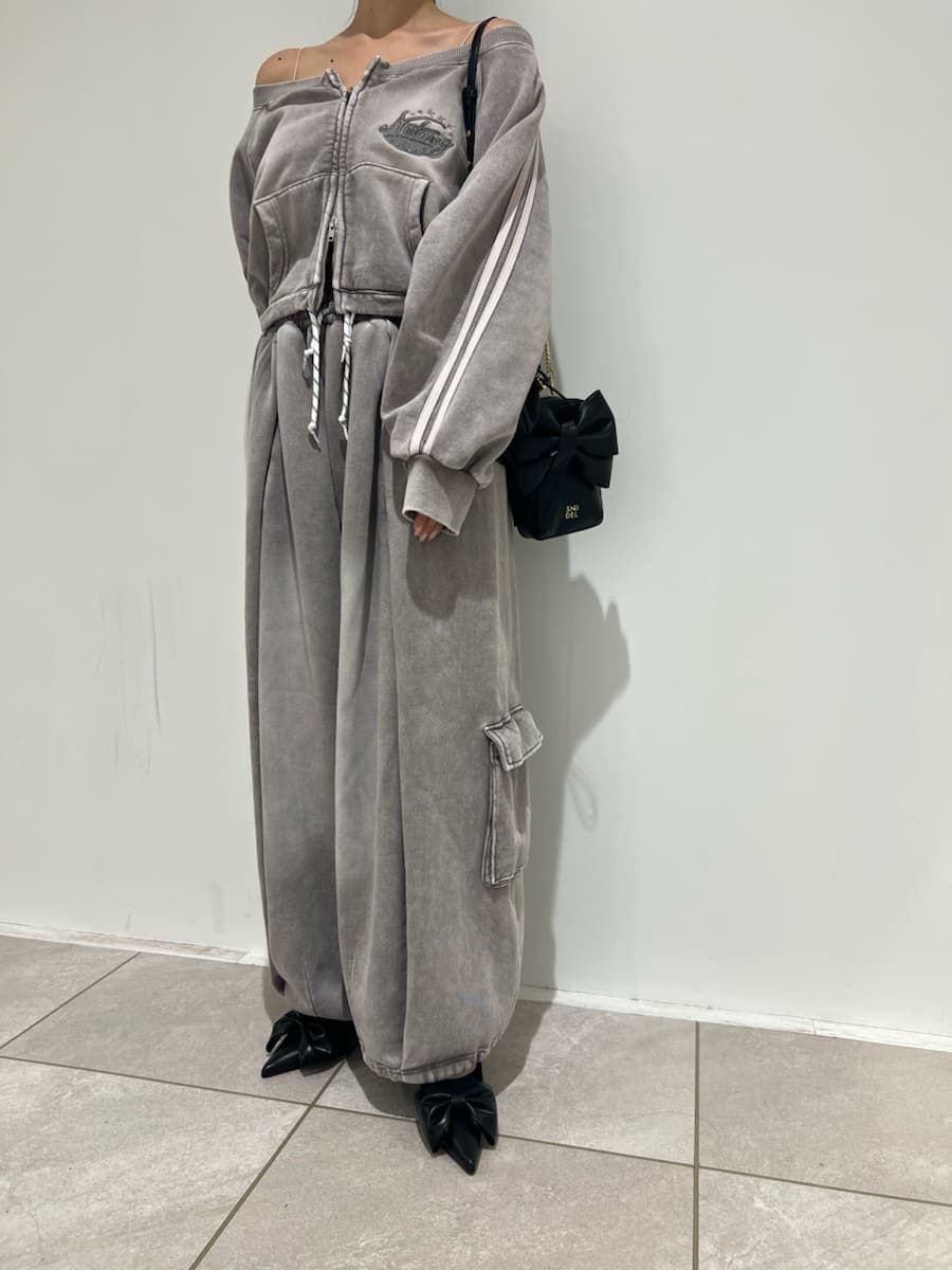 グレー系のスウェットパンツ、グレー系のスウェット、ブラック系のショルダーバッグを着用したレディースの冬コーディネートの4枚目の写真