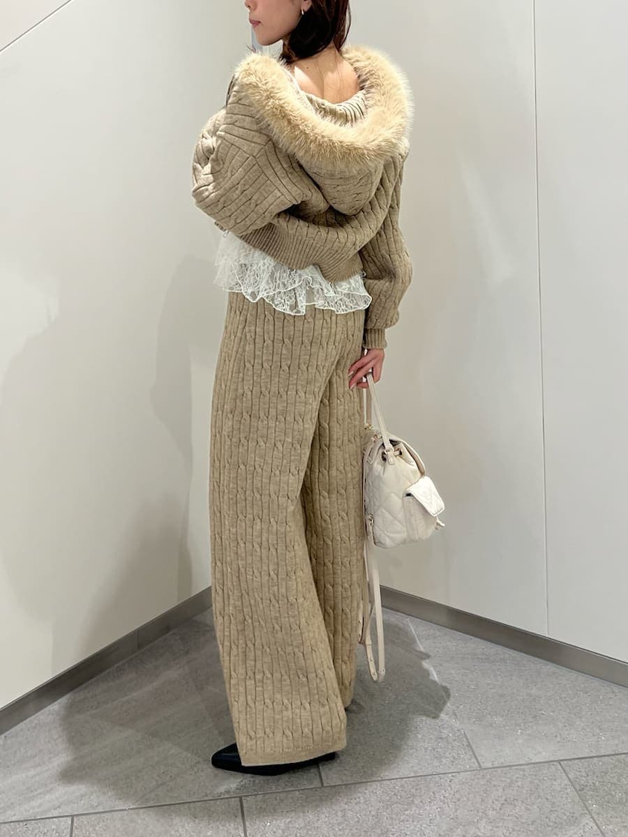 ブラウン系のその他パンツ、ホワイト系のシャツ/ブラウス、ブラウン系のパーカーを着用したレディースの秋コーディネートの2枚目の写真