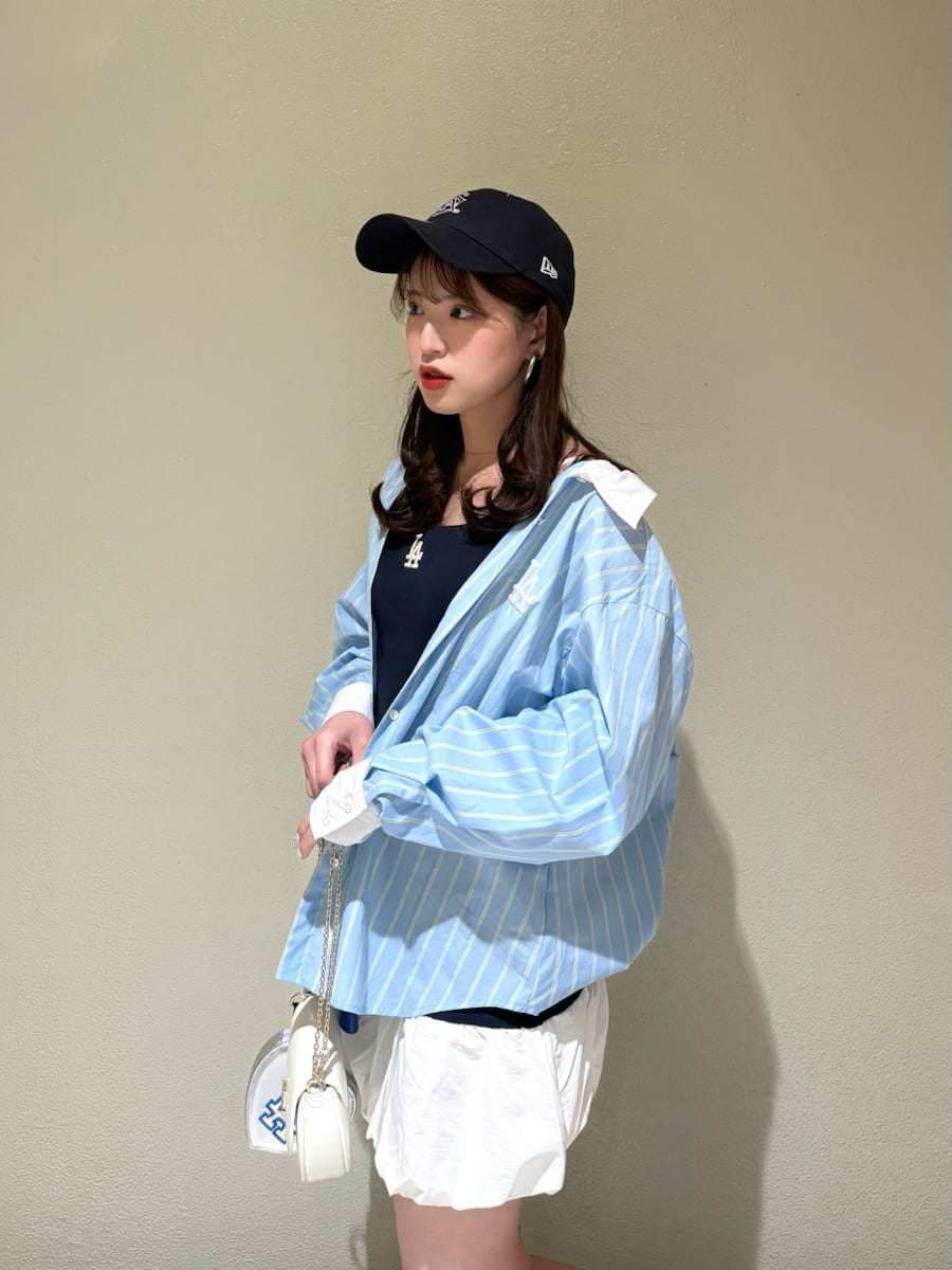 ブルー系のワンピース、ブルー系のシャツ/ブラウス、ホワイト系のショルダーバッグを着用したレディースの春コーディネートの2枚目の写真