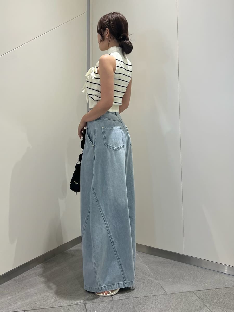 ホワイト系のサンダル、ブルー系のデニムパンツ、その他のニット/セーターを着用したレディースの夏コーディネートの2枚目の写真