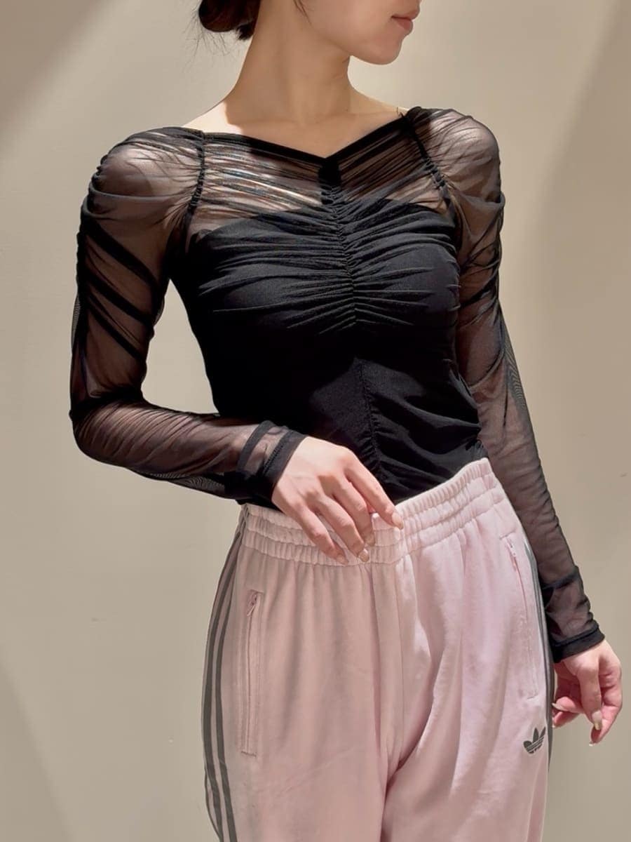 ブラック系のTシャツ/カットソー、ブラック系のブーツ、ブラック系のボストンバッグを着用したレディースの秋コーディネートの4枚目の写真