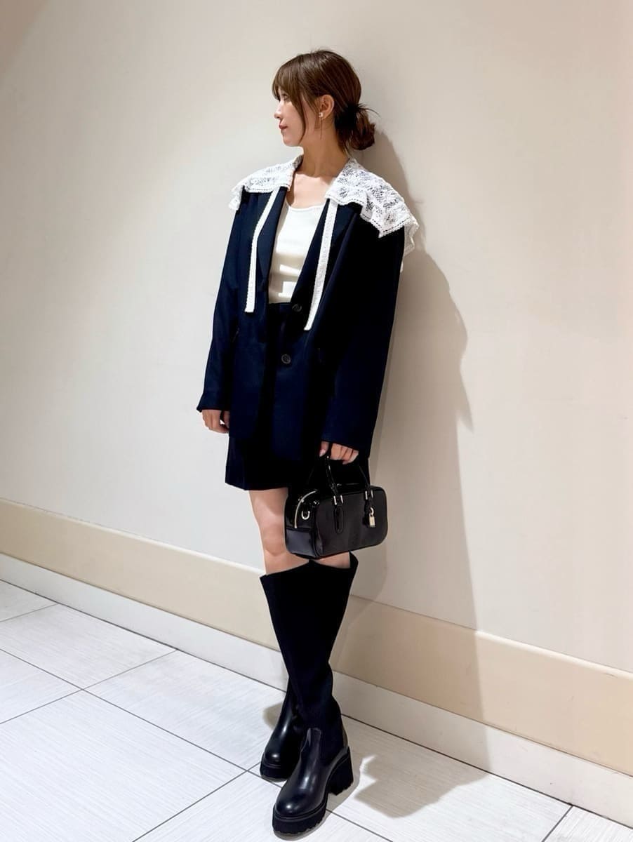 ブルー系のテーラードジャケット、ブルー系のその他パンツ、ホワイト系のニット/セーターを着用したレディースの秋コーディネートの2枚目の写真