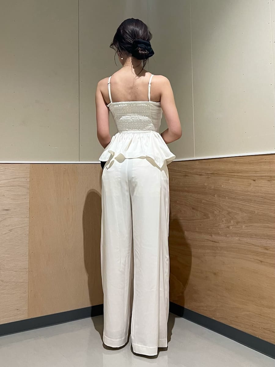 ホワイト系のその他パンツを着用したレディースの夏コーディネートの3枚目の写真