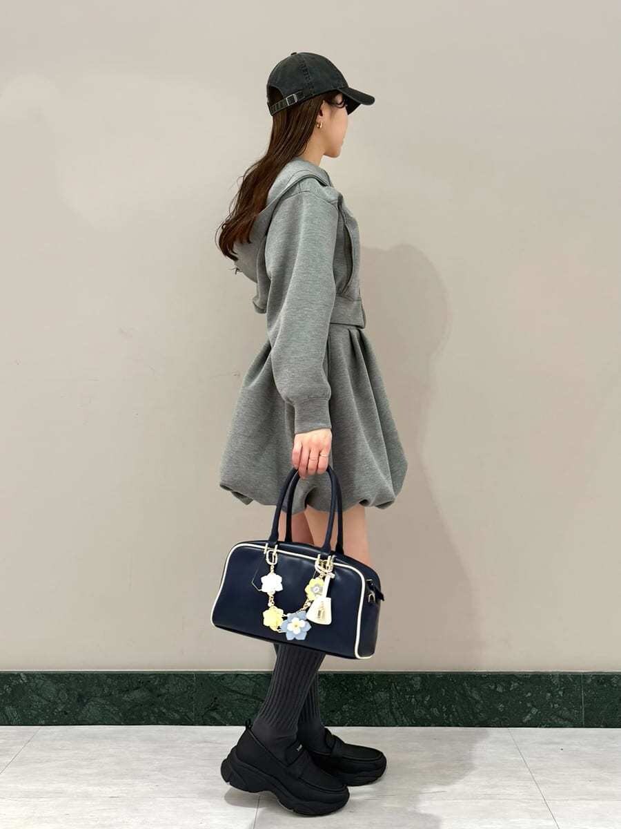 グレー系のワンピース、ブルー系のボストンバッグ、ブラック系のローファーを着用したレディースの冬コーディネートの2枚目の写真