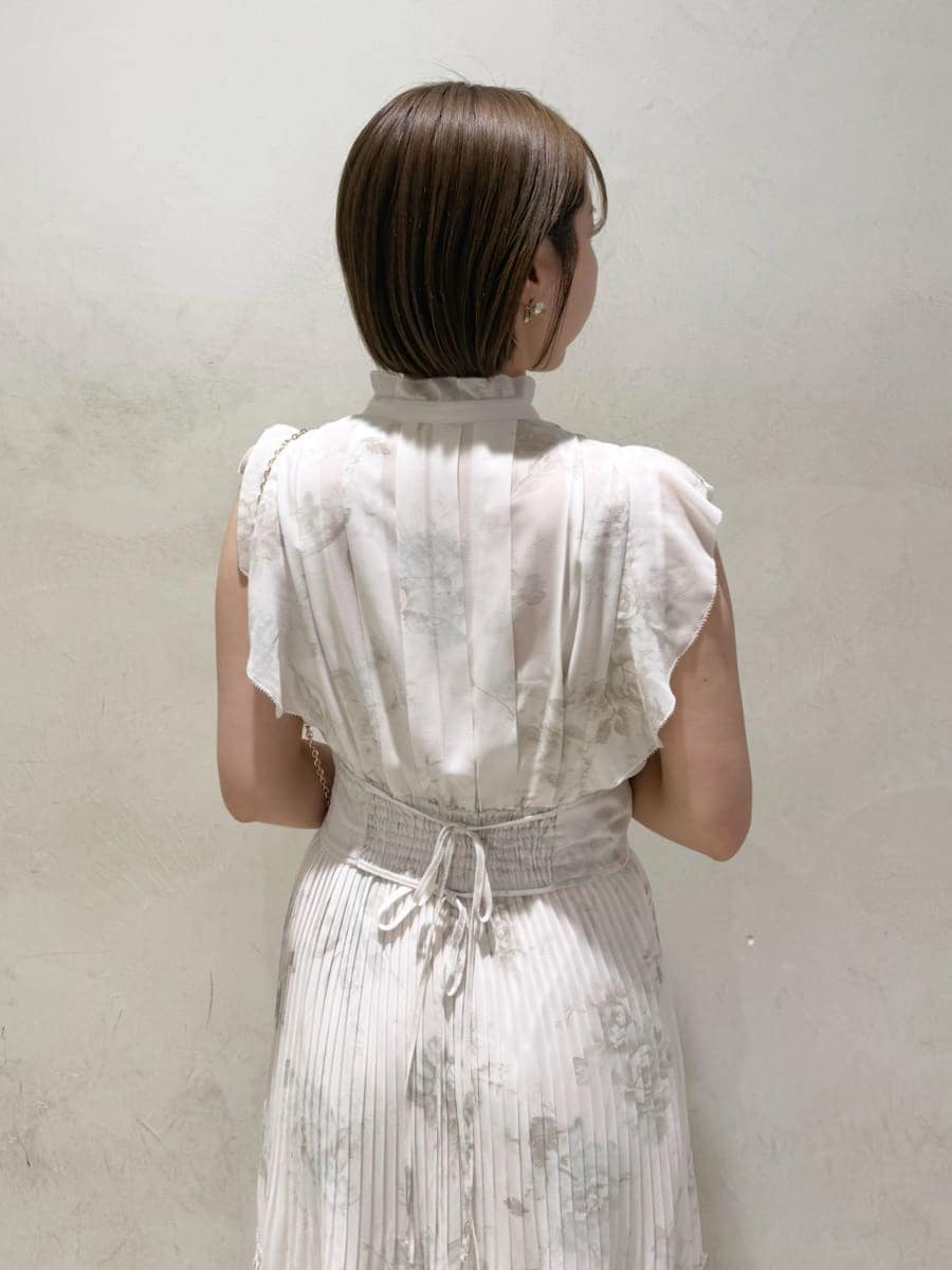 ピンク系のワンピース、ホワイト系のショルダーバッグを着用したレディースの春コーディネートの5枚目の写真