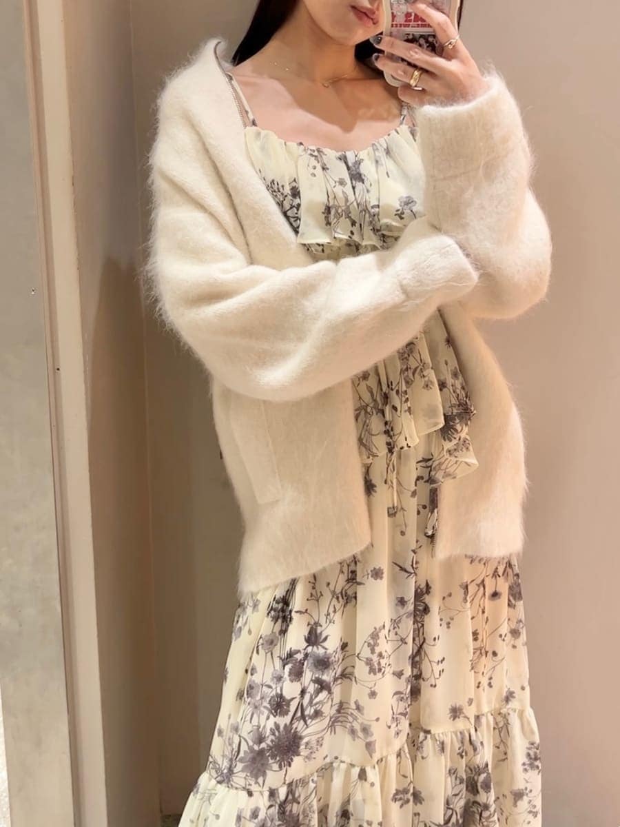 ホワイト系のブルゾン、イエロー系のワンピース、ブラック系のブーツを着用したレディースの秋コーディネートの9枚目の写真