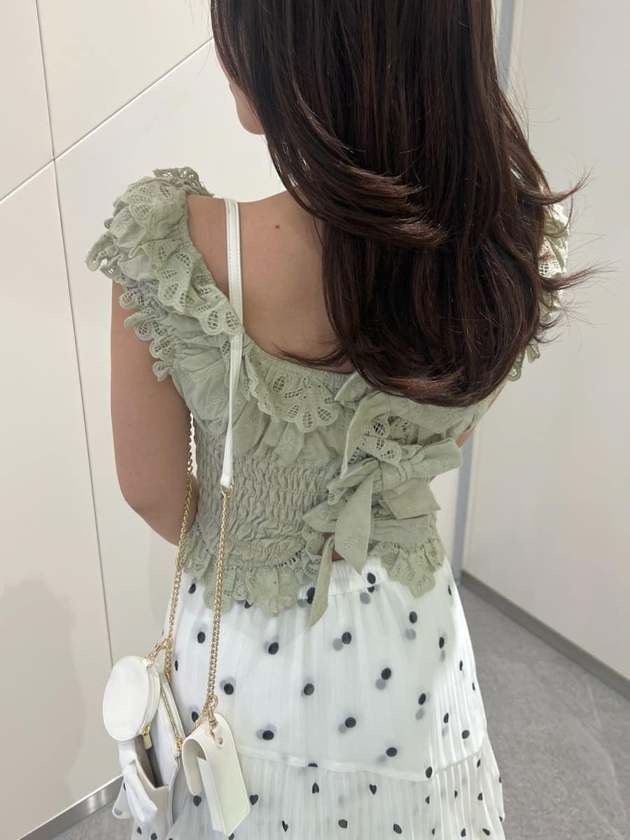 その他のスカート、グリーン系のシャツ/ブラウス、ホワイト系のショルダーバッグを着用したレディースの春コーディネートの5枚目の写真