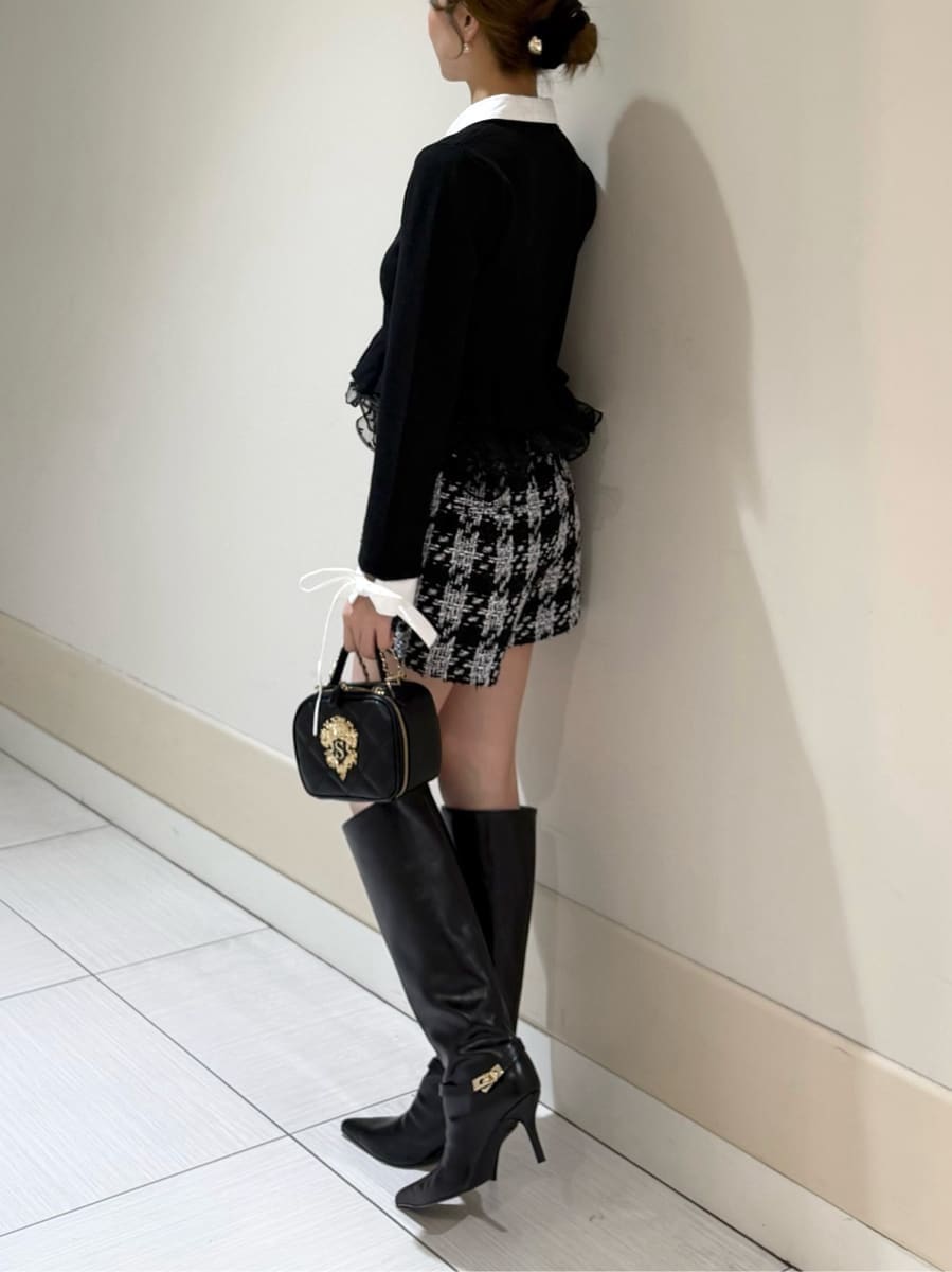 ブラック系のその他パンツ、ブラック系のカーディガン/ボレロ、ブラック系のブーツを着用したレディースの秋コーディネートの2枚目の写真