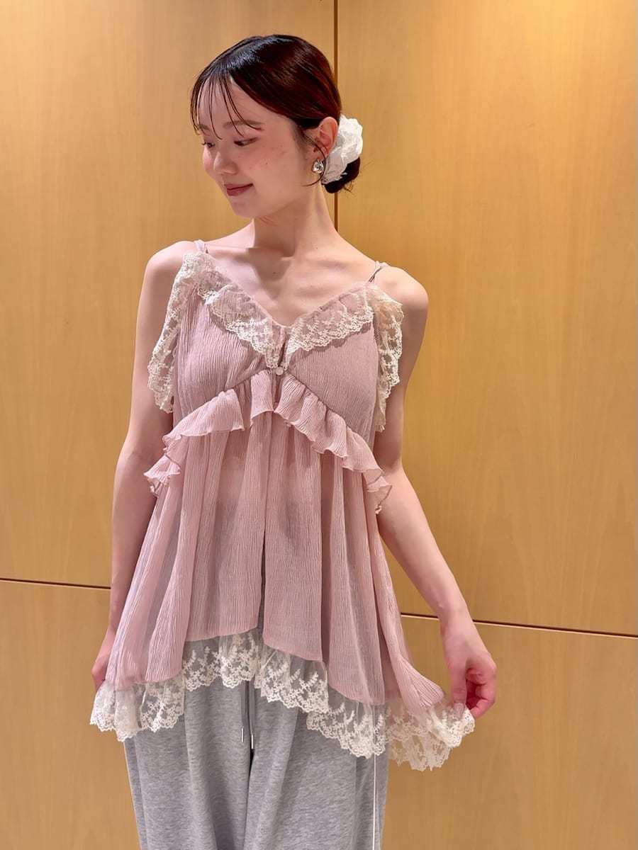 グレー系のその他パンツ、その他のサンダル、ブラック系のトートバッグを着用したレディースの夏コーディネートの4枚目の写真