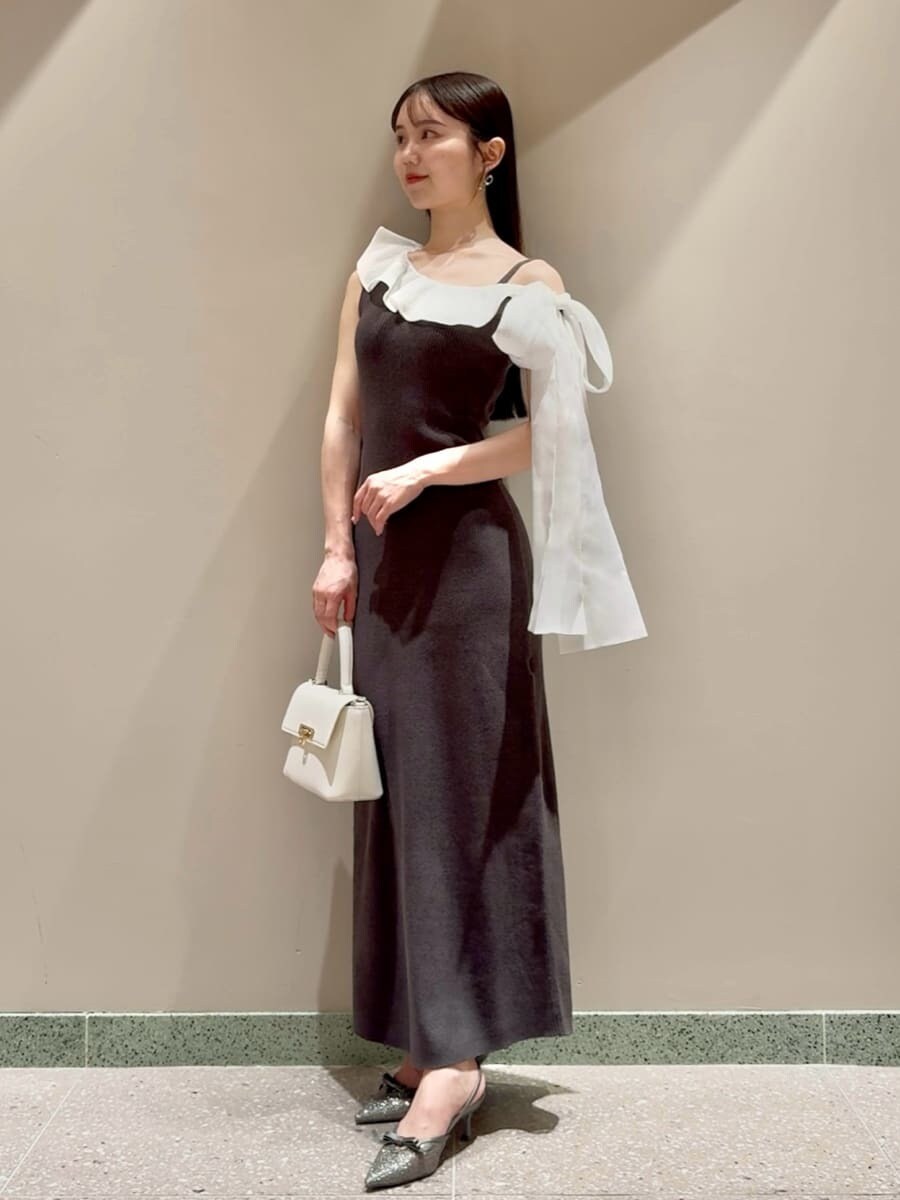 グレー系のワンピース、ホワイト系のショルダーバッグを着用したレディースの夏コーディネートの2枚目の写真