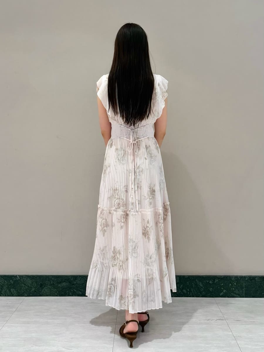 ピンク系のワンピース、ブラウン系のパンプス、ホワイト系のショルダーバッグを着用したレディースの春コーディネートの3枚目の写真