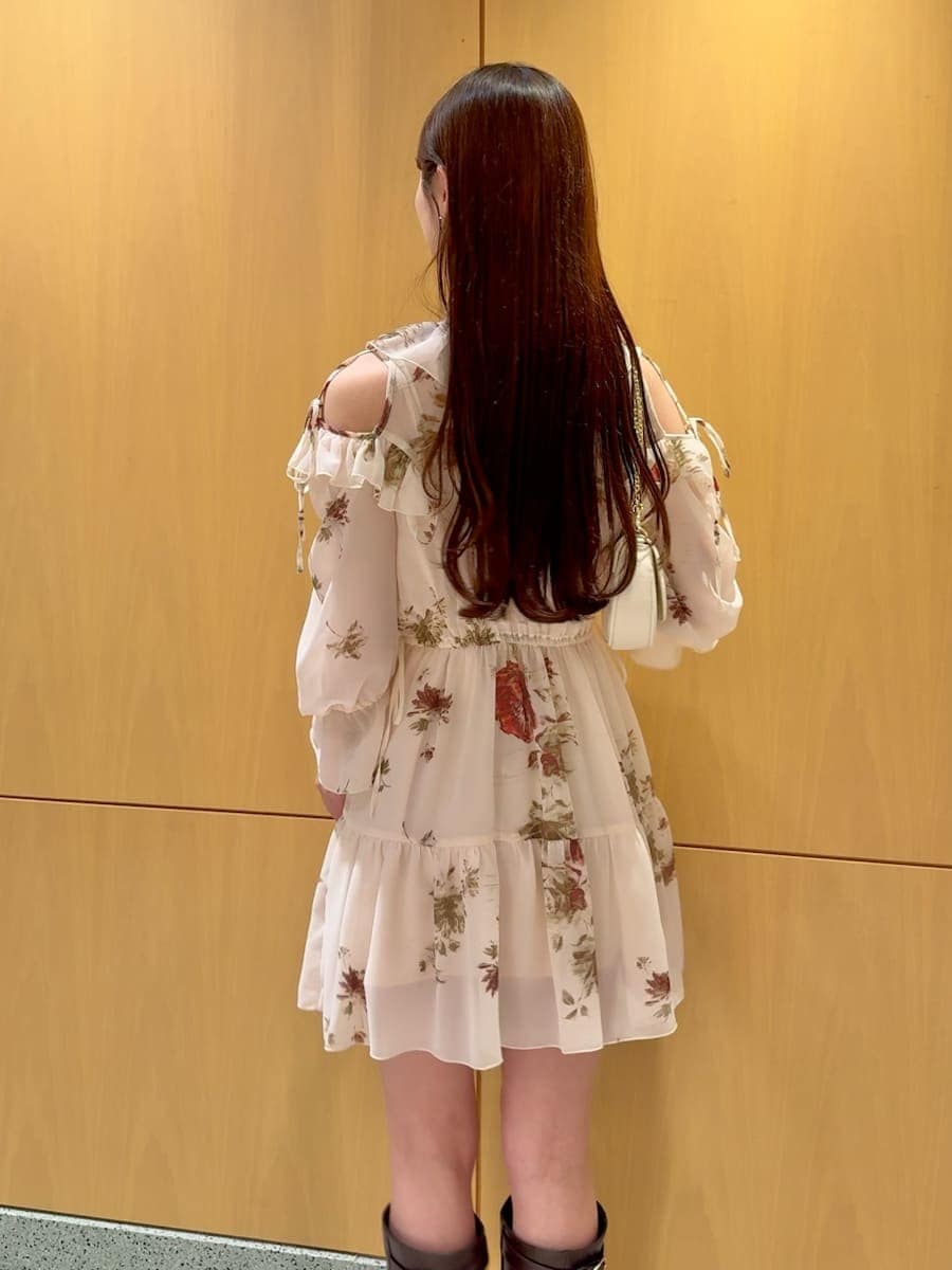 ホワイト系のショルダーバッグを着用したレディースの春コーディネートの6枚目の写真