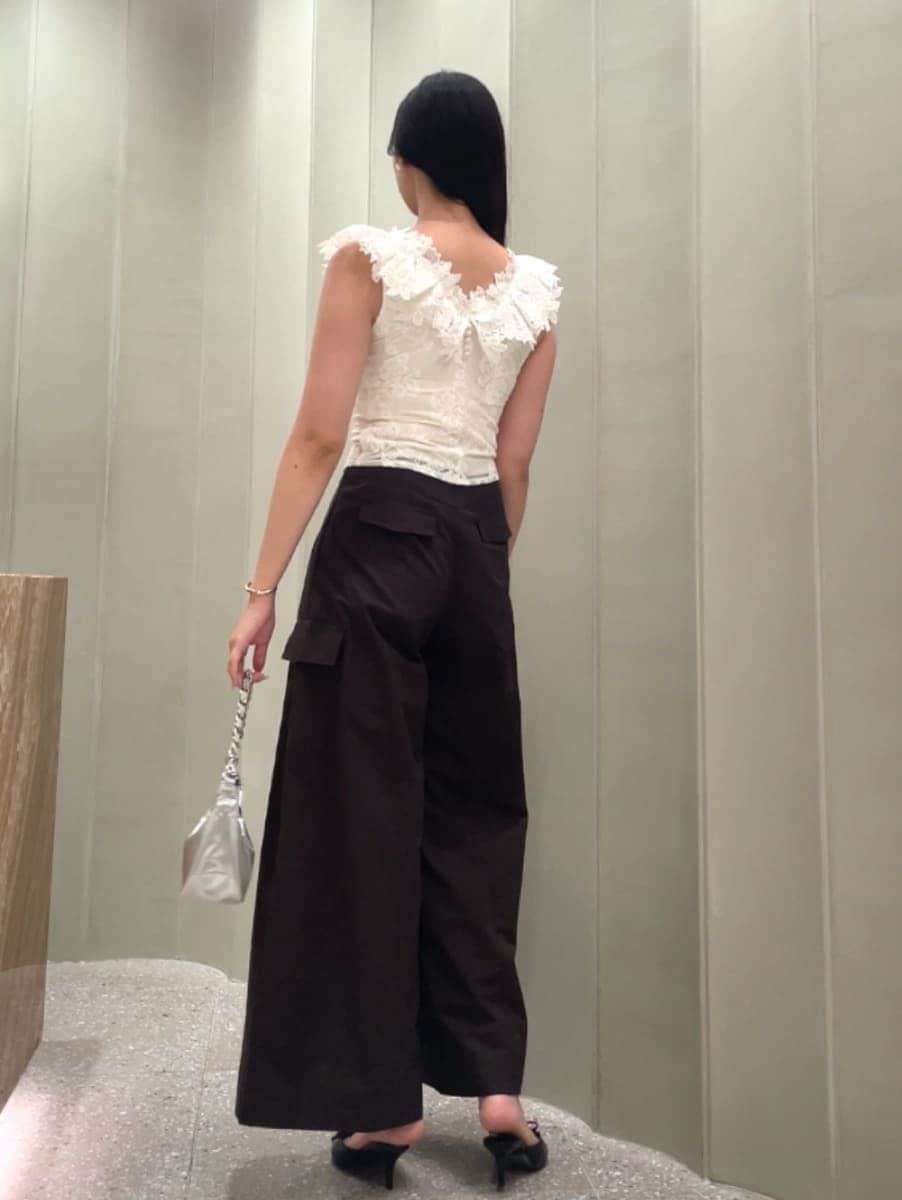 シルバー系のショルダーバッグ、ブラウン系のその他パンツ、ホワイト系のTシャツ/カットソーを着用したレディースの夏コーディネートの5枚目の写真