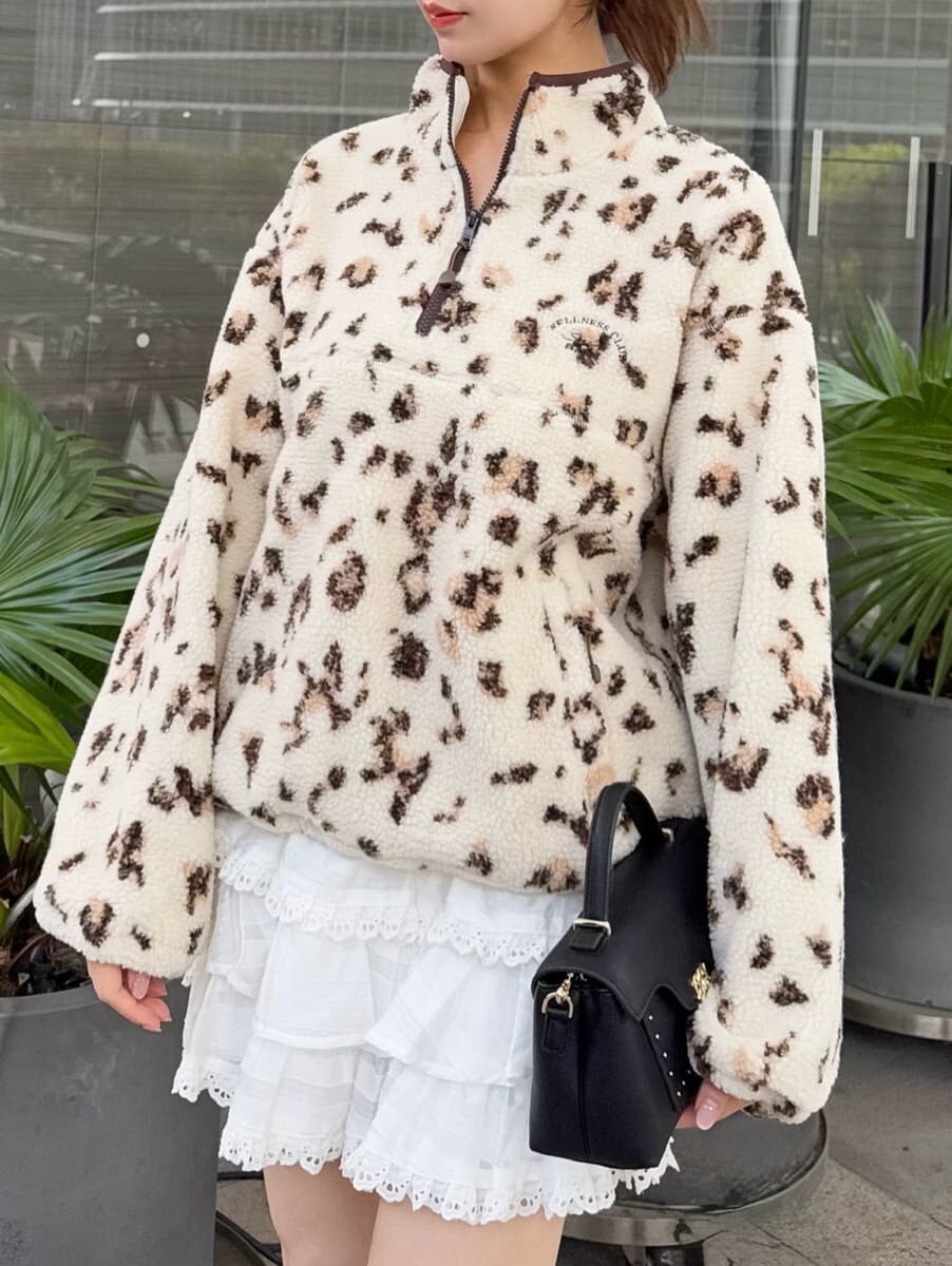 その他のTシャツ/カットソー、ホワイト系のその他パンツ、ブラック系のショルダーバッグを着用したレディースの秋コーディネートの4枚目の写真