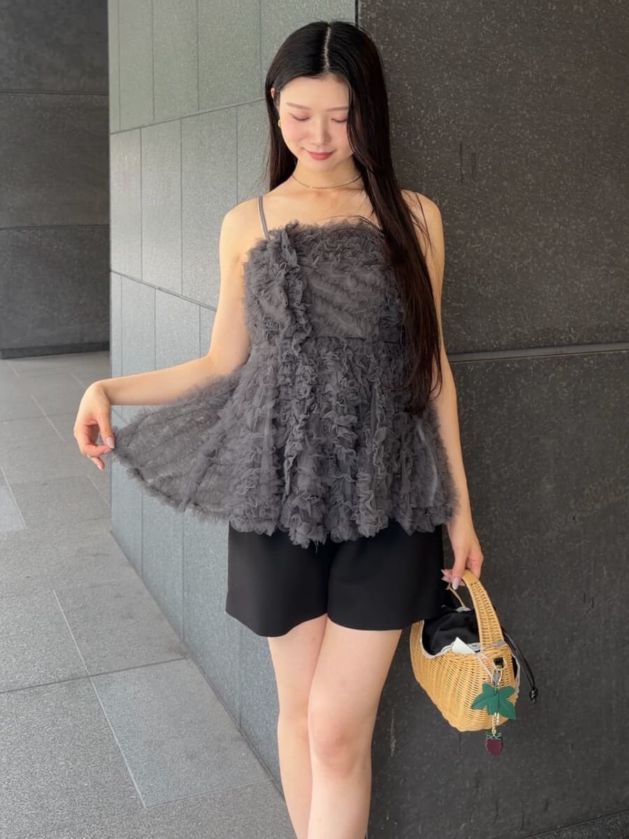 ブラック系のかごバッグ、ブラック系のその他パンツ、ブラウン系のサンダルを着用したレディースの夏コーディネートの4枚目の写真