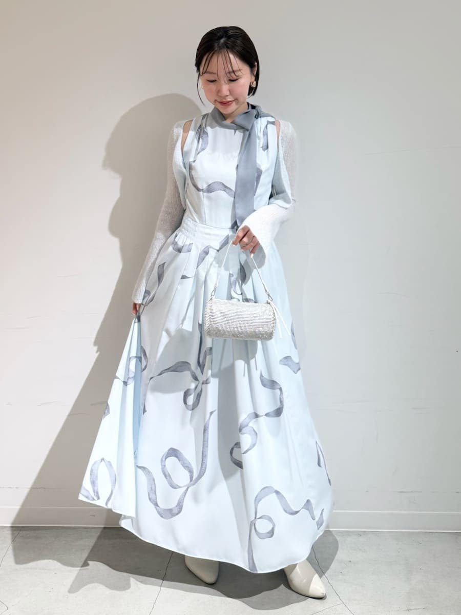 ブルー系のワンピース、ゴールド系のピアス（両耳用）を着用したレディースの冬コーディネートの5枚目の写真