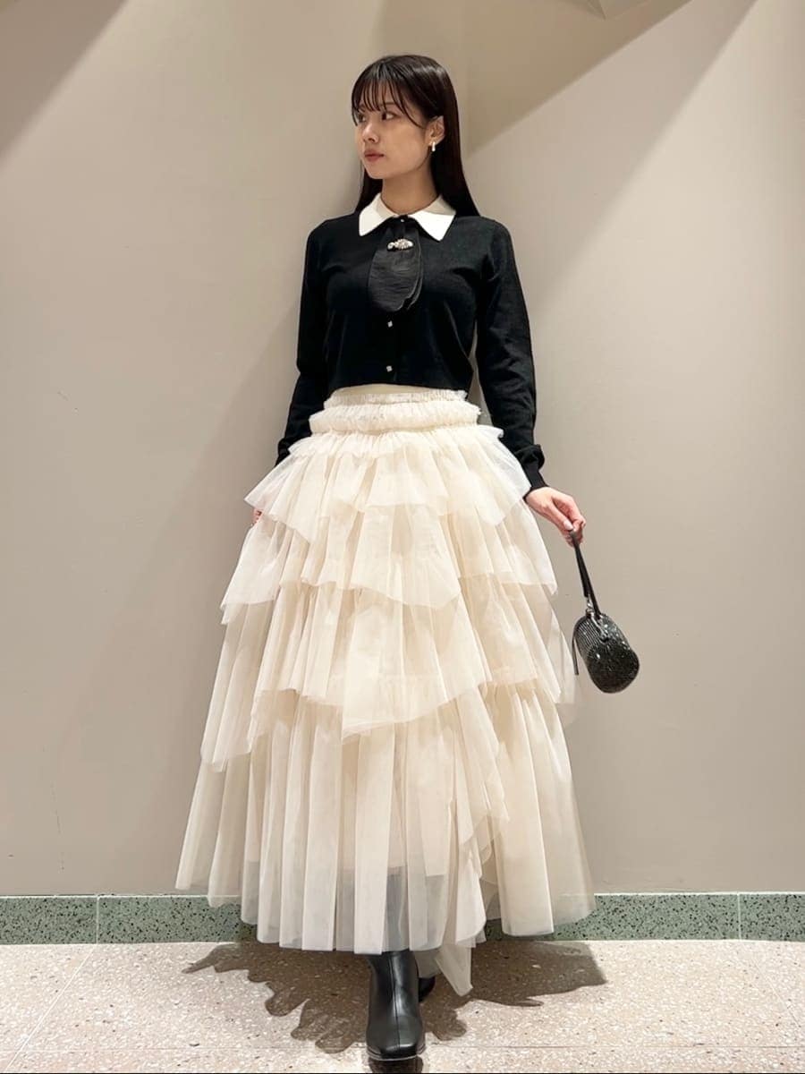 ブラック系のカーディガン/ボレロを着用したレディースの冬コーディネートの3枚目の写真