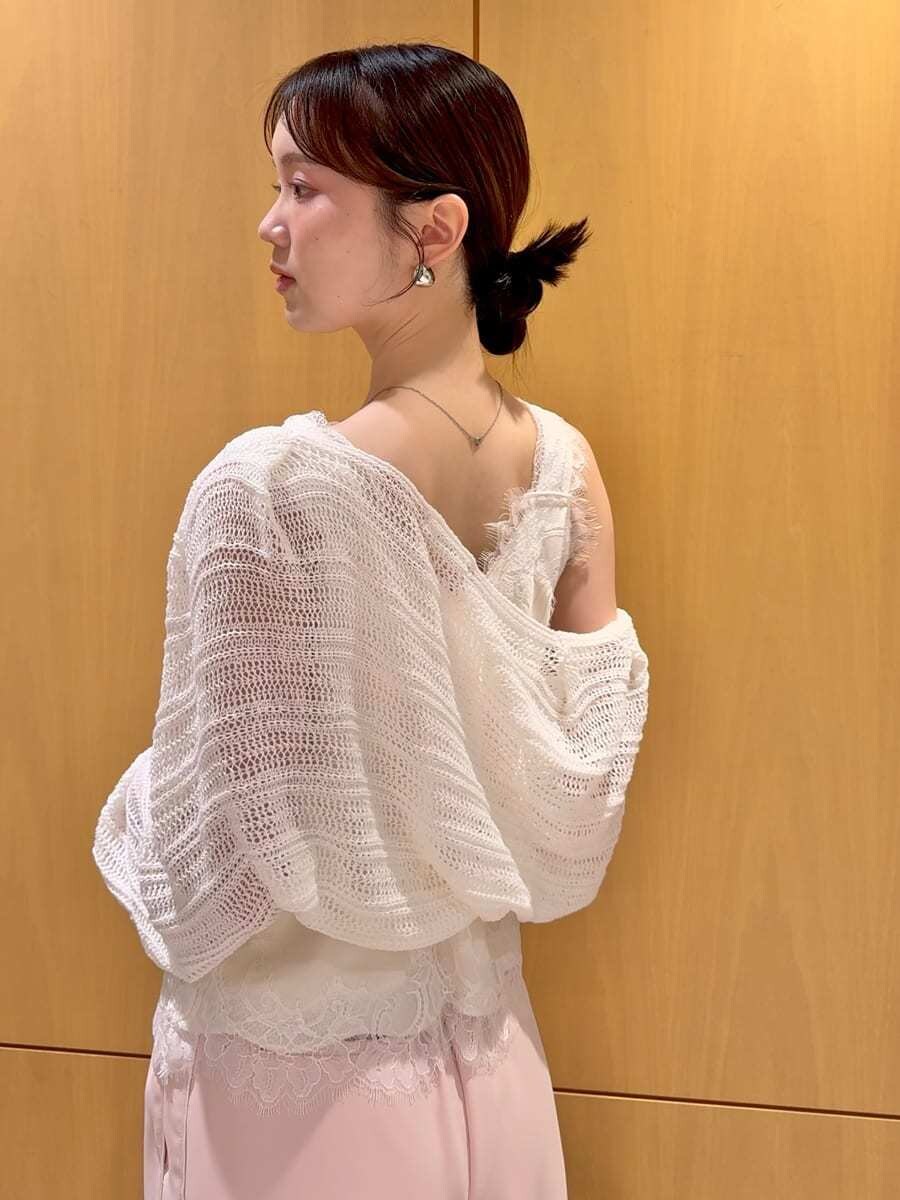 ピンク系のその他パンツ、ホワイト系のカーディガン/ボレロ、その他のサンダルを着用したレディースの夏コーディネートの5枚目の写真