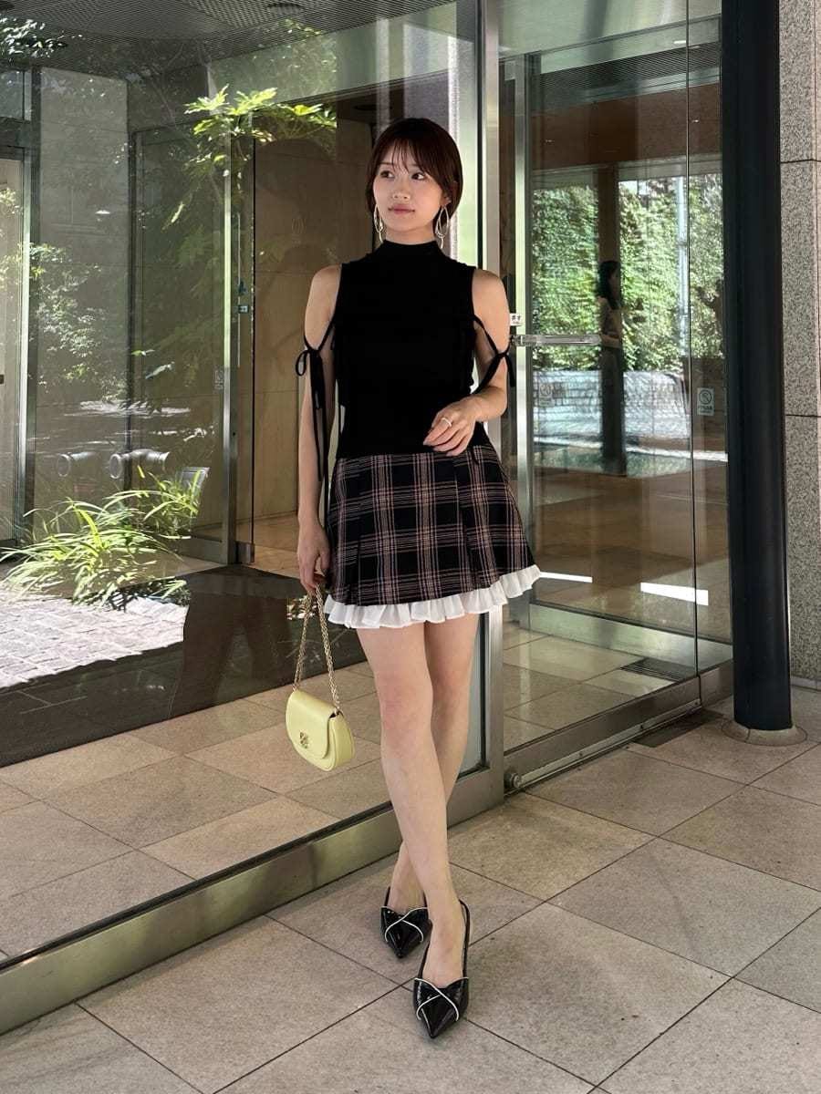 ブラック系のパンプス、イエロー系のショルダーバッグ、その他のその他パンツを着用したレディースの春コーディネートの2枚目の写真