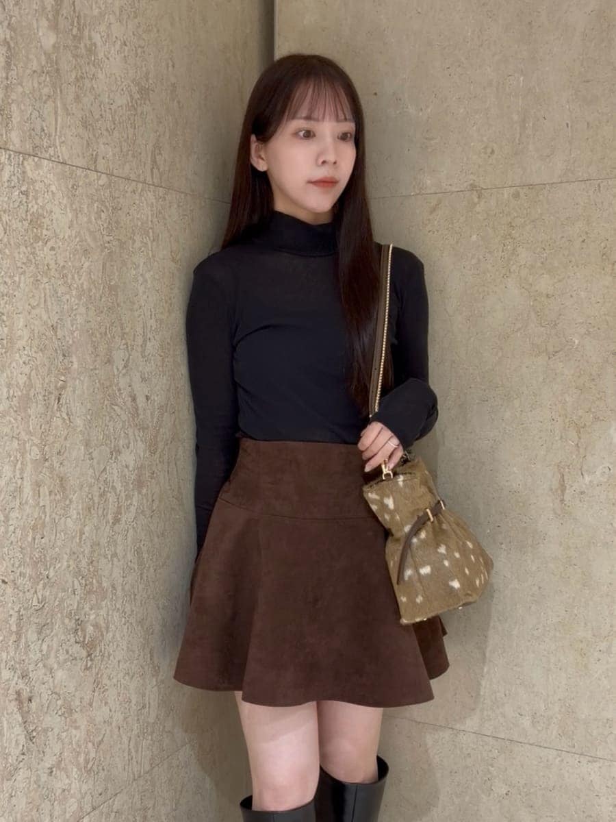 ブラウン系のノーカラージャケット、ブラウン系のその他パンツ、ブラック系のTシャツ/カットソーを着用したレディースの秋コーディネートの6枚目の写真