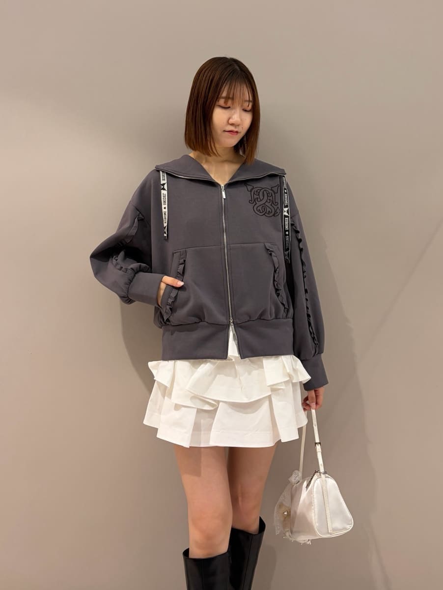 ホワイト系のその他パンツ、ブラック系のブーツを着用したレディースの夏コーディネートの4枚目の写真