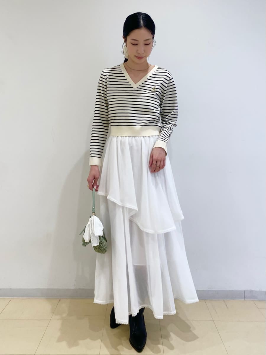 ブラック系のパンプス、ホワイト系のスカート、その他のニット/セーターを着用したレディースの冬コーディネートの4枚目の写真