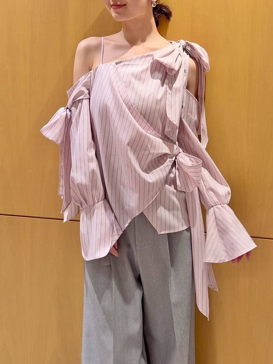 ブラック系のショルダーバッグ、グレー系のその他パンツ、シルバー系のピアス（両耳用）を着用したレディースの冬コーディネートの6枚目の写真