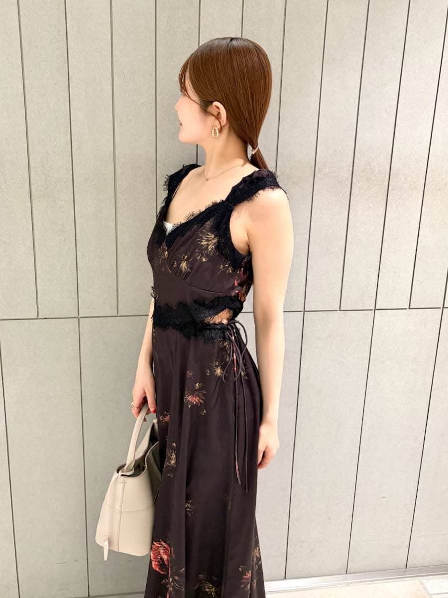 ホワイト系のキャミソール、ブラック系のワンピース、ブラウン系のパンプスを着用したレディースの春コーディネートの9枚目の写真