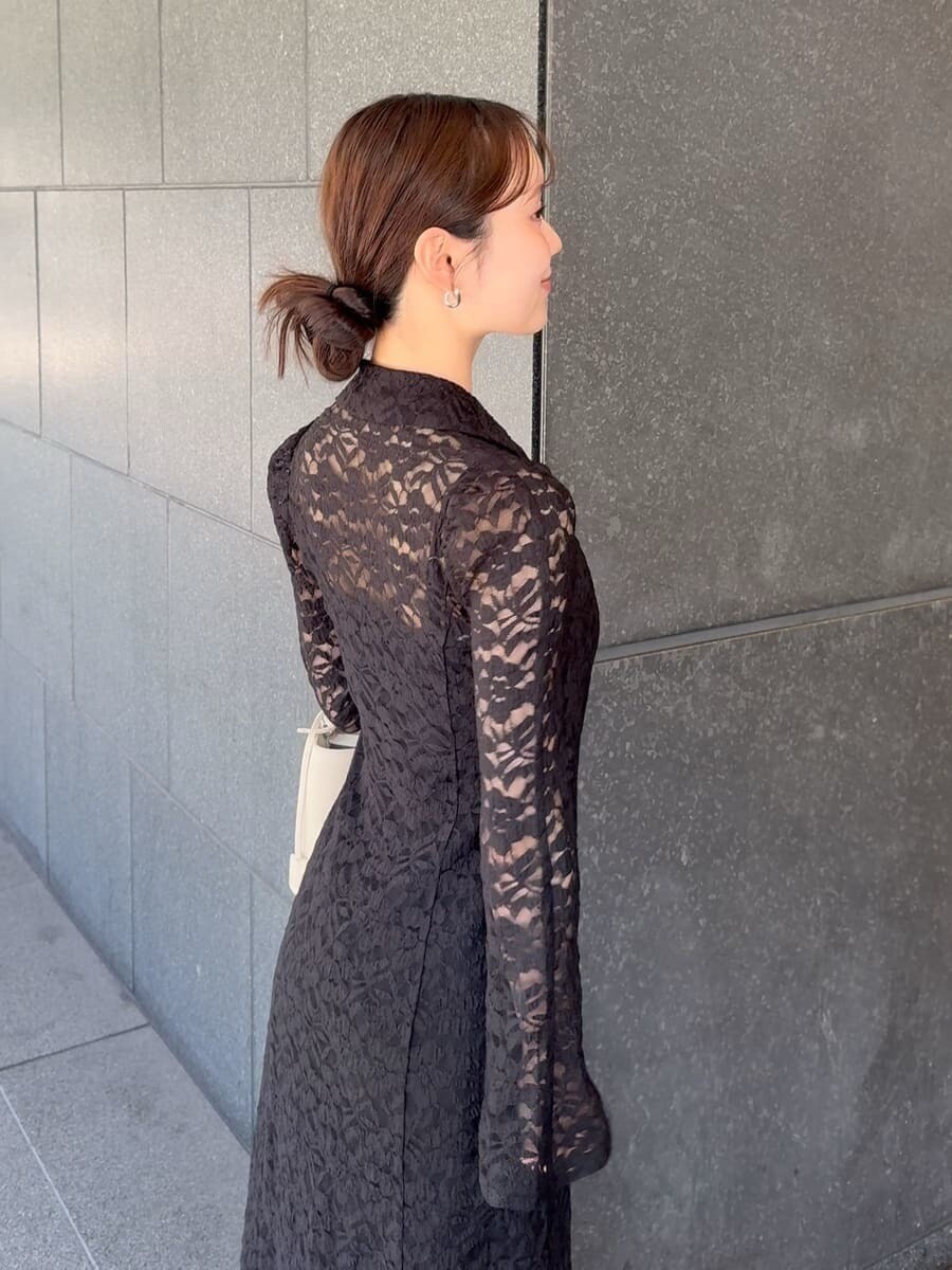 グレー系のブーツ、ブラック系のワンピース、ホワイト系のハンドバッグを着用したレディースの冬コーディネートの6枚目の写真