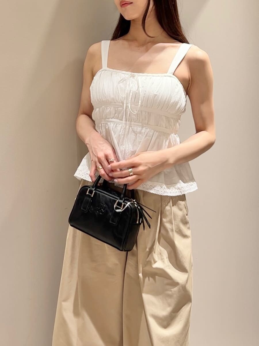 ホワイト系のシャツ/ブラウス、ベージュ系のその他パンツ、ブラック系のショルダーバッグを着用したレディースの夏コーディネートの4枚目の写真