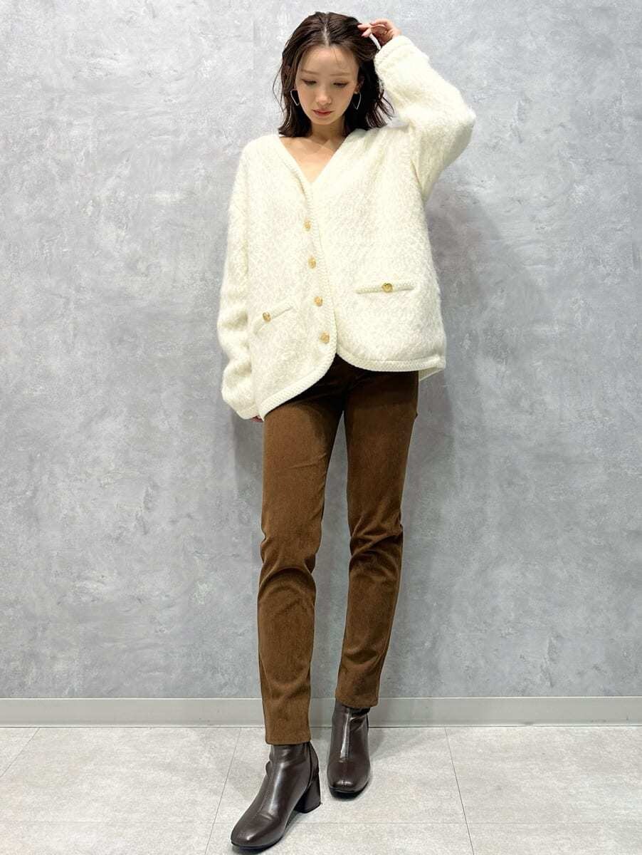 ブラウン系のその他パンツ、ホワイト系のノーカラージャケットを着用したレディースの秋コーディネートの3枚目の写真