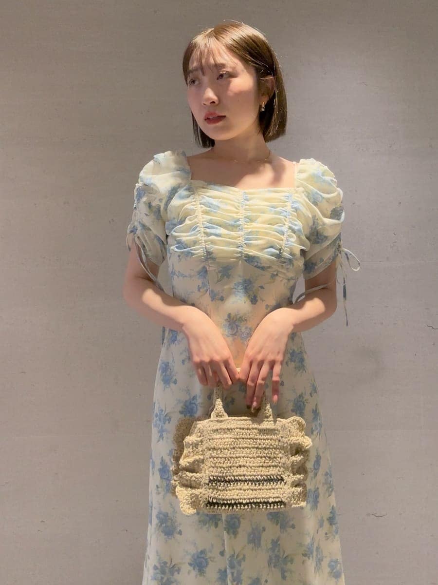 ベージュ系のショルダーバッグ、イエロー系のワンピースを着用したレディースの春コーディネートの6枚目の写真