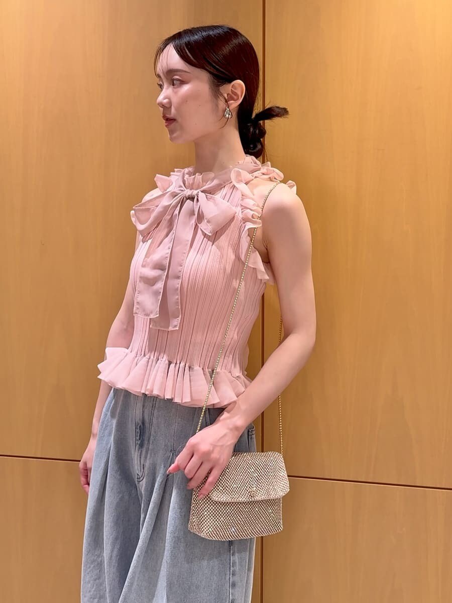 ブルー系のデニムパンツ、その他のサンダル、ピンク系のニット/セーターを着用したレディースの夏コーディネートの6枚目の写真