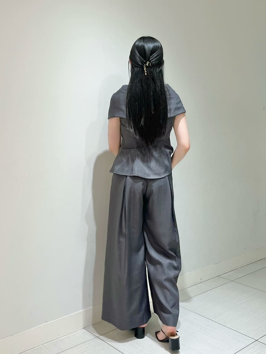 ブラック系のサンダル、グレー系のその他パンツ、グレー系のシャツ/ブラウスを着用したレディースの夏コーディネートの3枚目の写真
