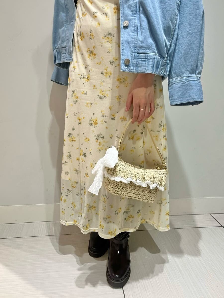 ブラウン系のブーツ、ブルー系のブルゾン、イエロー系のワンピースを着用したレディースの冬コーディネートの3枚目の写真