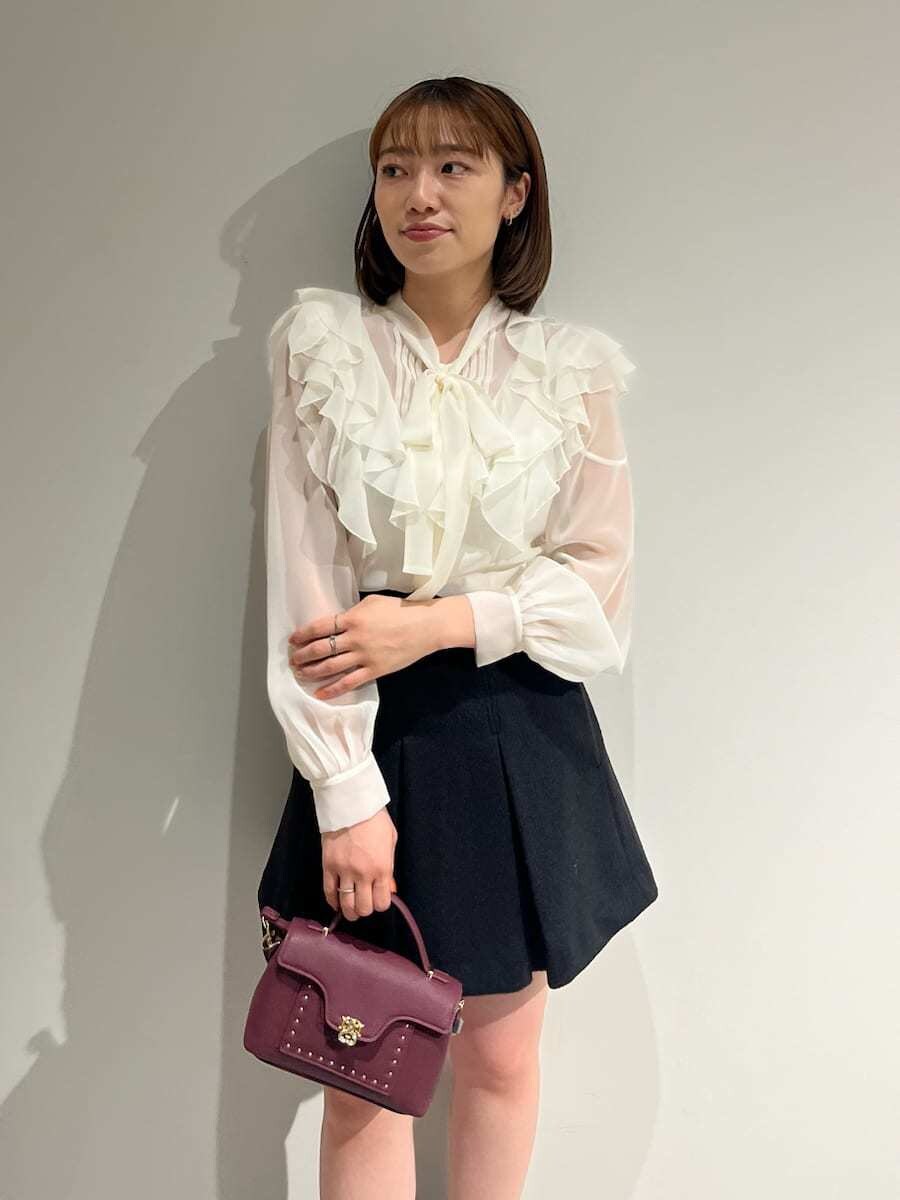 ブラック系のブルゾン、ホワイト系のシャツ/ブラウス、ブラック系のスカートを着用したレディースの秋コーディネートの7枚目の写真