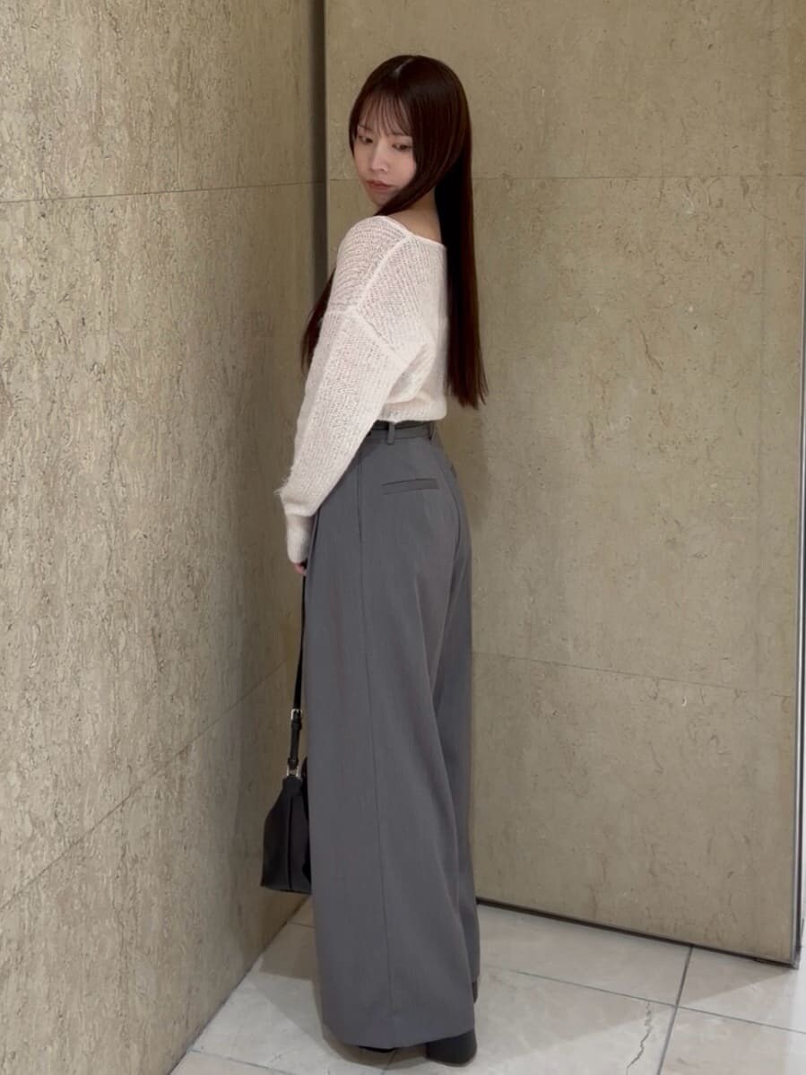 グレー系のその他パンツ、ピンク系のカーディガン/ボレロ、ブラック系のローファーを着用したレディースの秋コーディネートの3枚目の写真