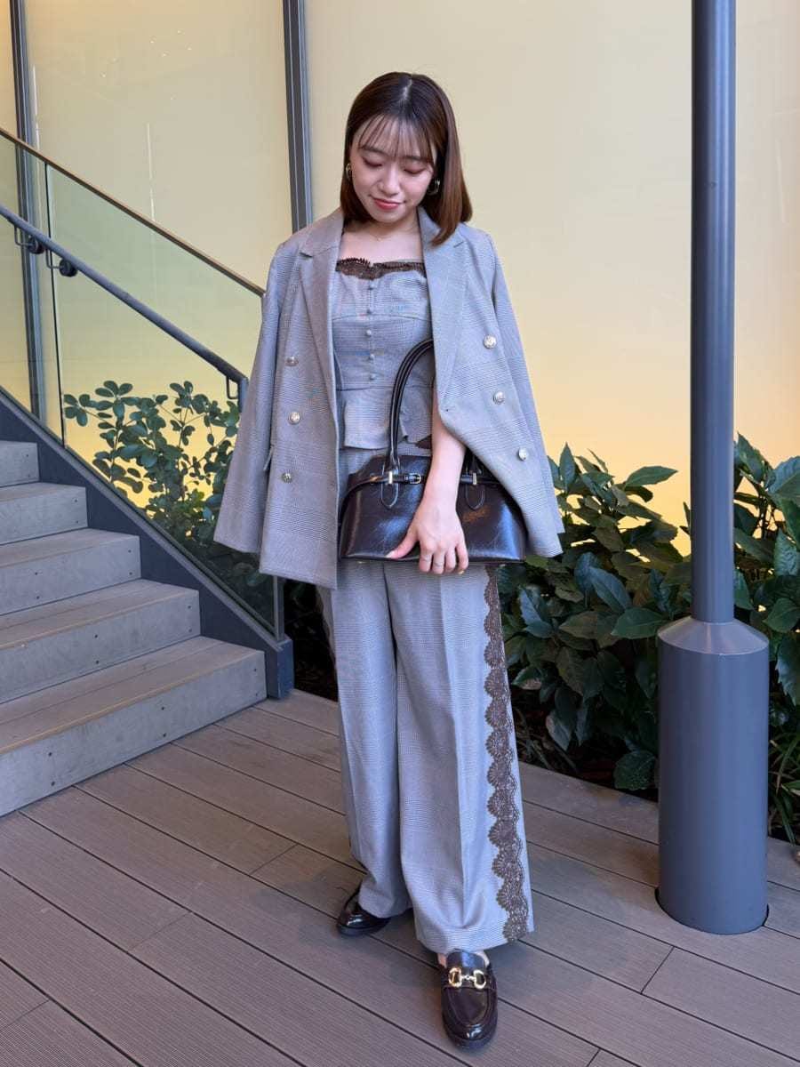 その他のその他パンツ、その他のその他トップス、ブラウン系のボストンバッグを着用したレディースの夏コーディネートの2枚目の写真