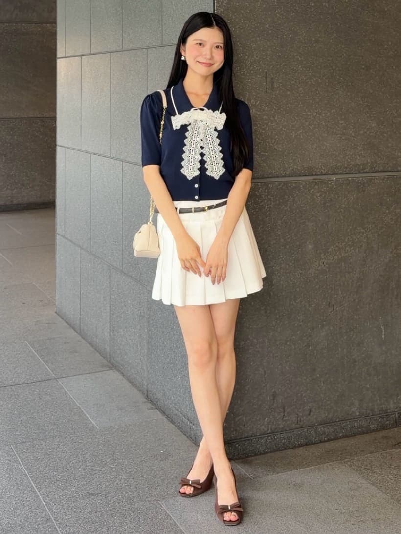 ホワイト系のその他パンツ、ブルー系のニット/セーターを着用したレディースの夏コーディネートの5枚目の写真
