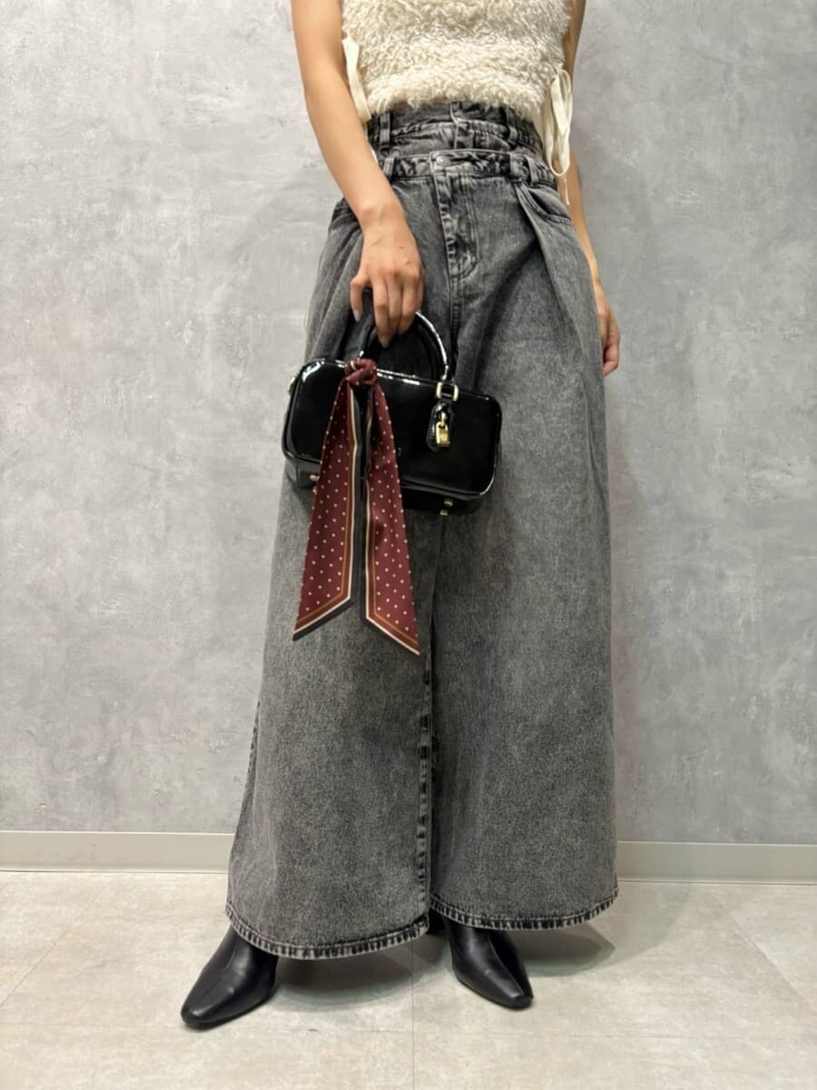 ホワイト系のニット/セーター、グレー系のデニムパンツ、ブラック系のブーツを着用したレディースの秋コーディネートの8枚目の写真