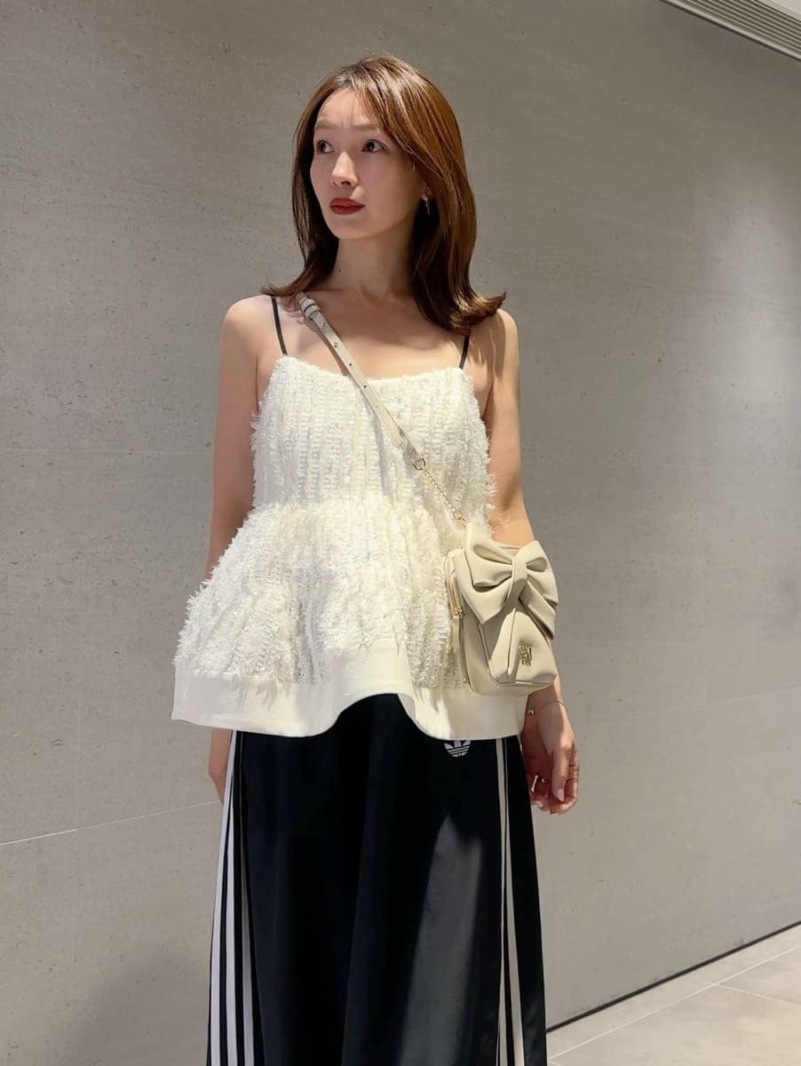 ホワイト系のその他トップス、ブラック系のその他パンツ、ブラック系のブルゾンを着用したレディースの春コーディネートの2枚目の写真