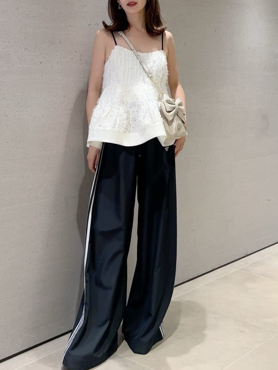 ホワイト系のその他トップス、ブラック系のその他パンツ、ブラック系のブルゾンを着用したレディースの春コーディネートの8枚目の写真