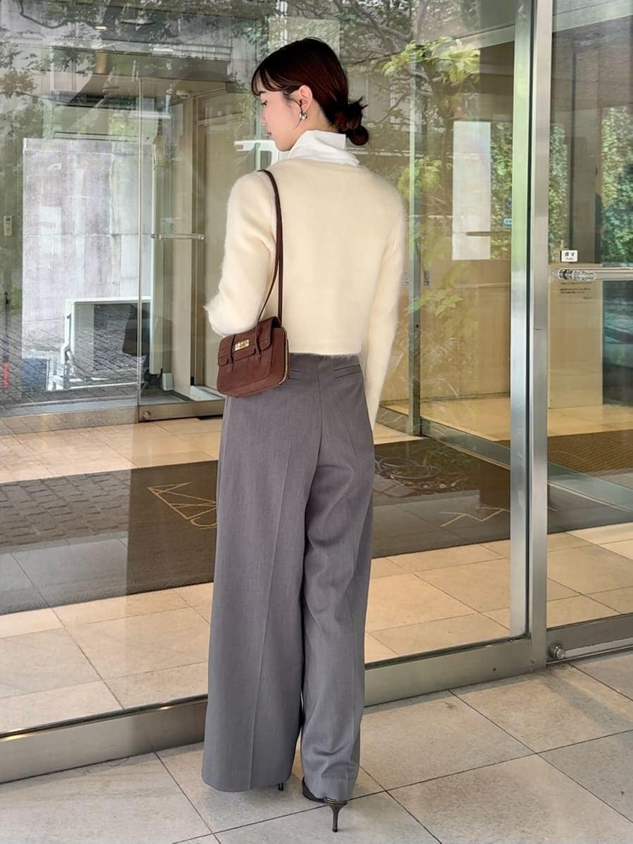 ホワイト系のテーラードジャケット、グレー系のその他パンツ、ホワイト系のシャツ/ブラウスを着用したレディースの秋コーディネートの3枚目の写真